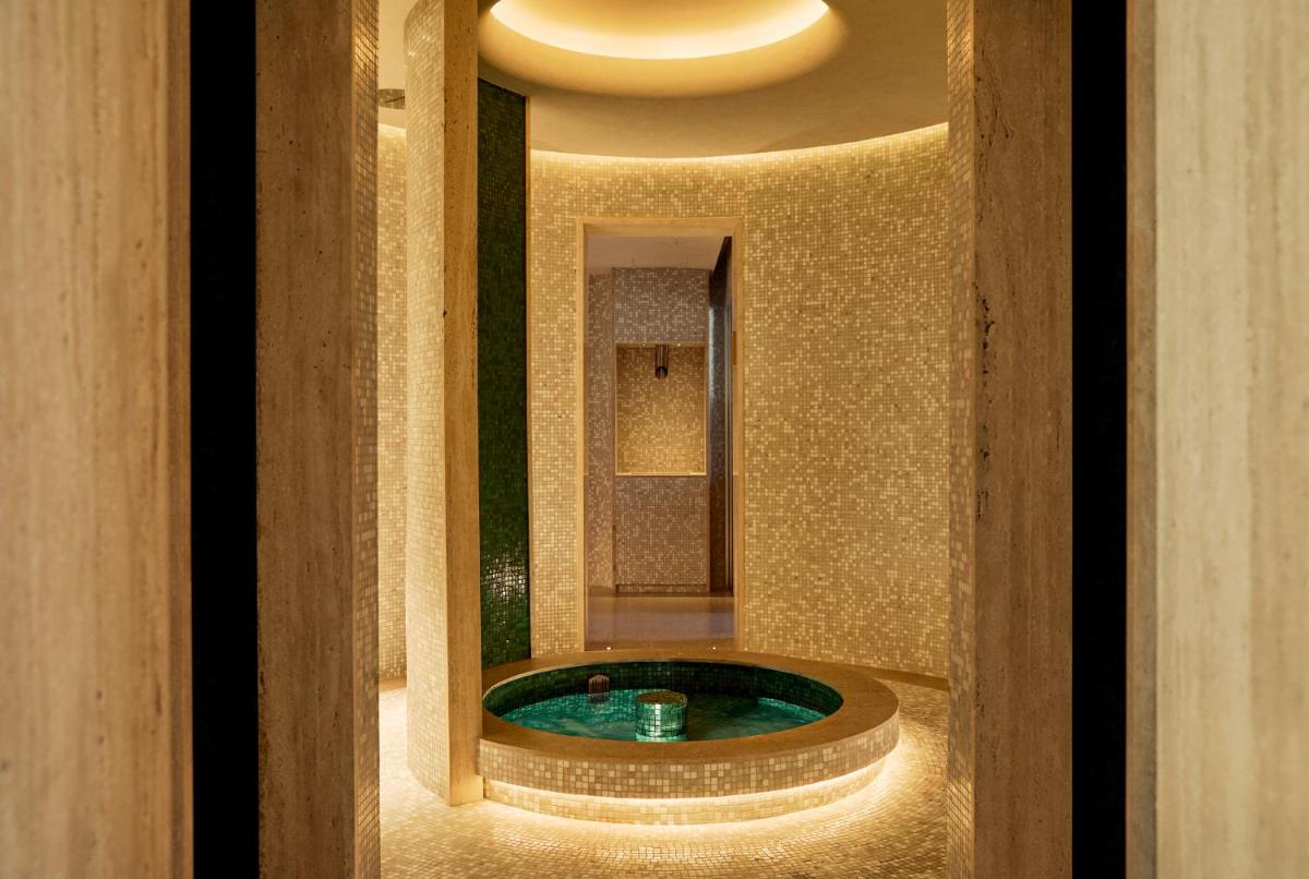 un baño con jacuzzi en un edificio en Four Seasons Resort Mallorca at Formentor, en Puerto Pollensa