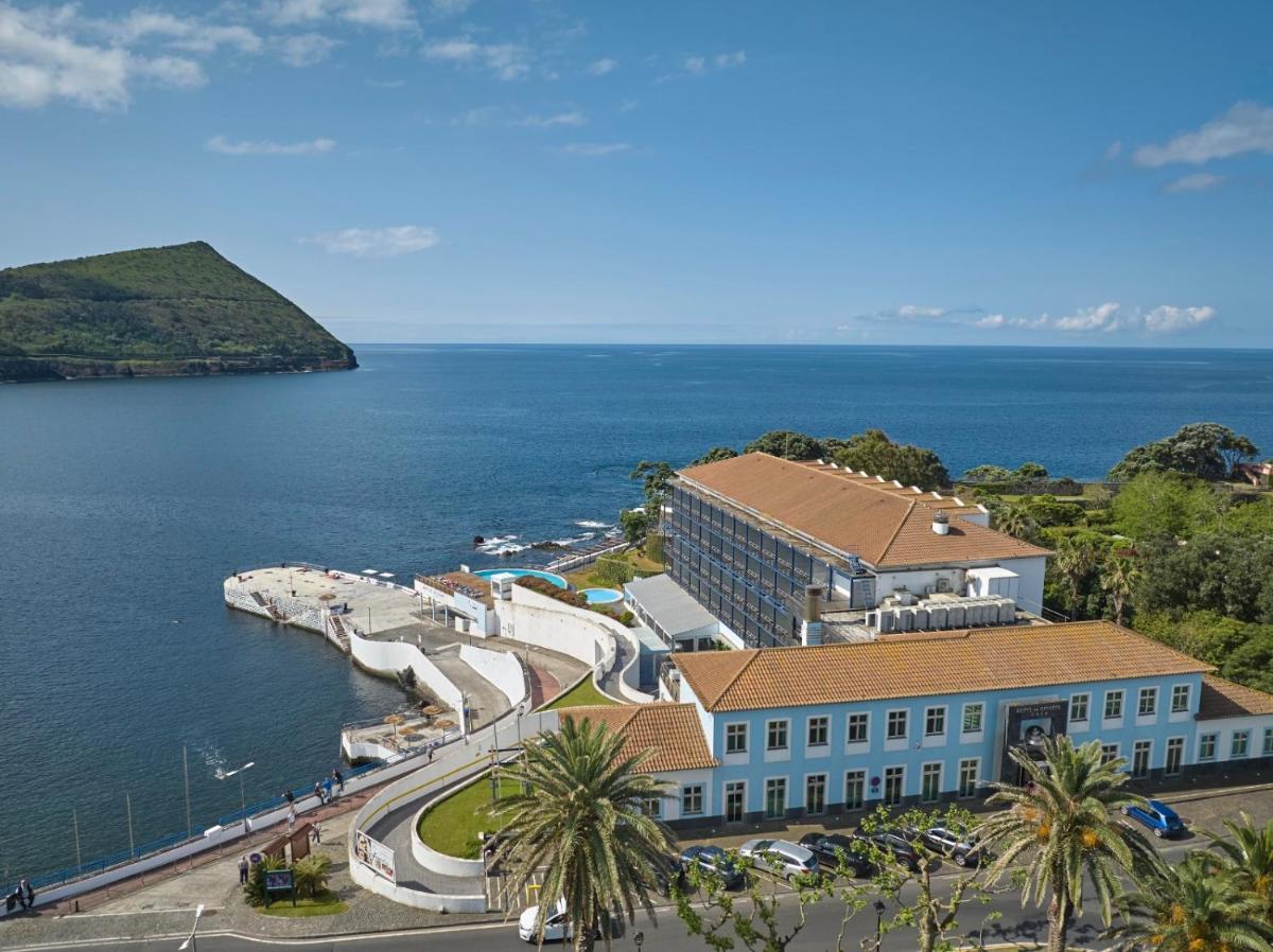 uma vista aérea de um edifício junto à água em Hotel Do Caracol em Angra do Heroísmo