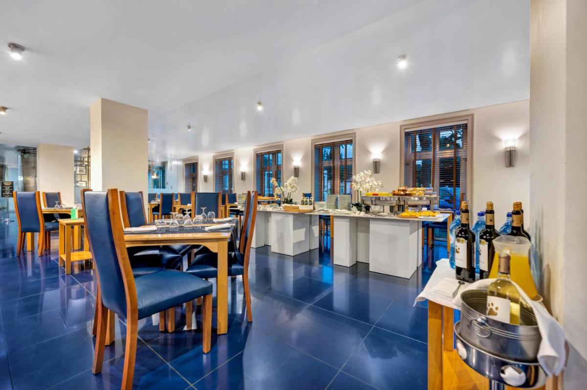 Um restaurante ou outro lugar para comer em Hotel Do Caracol