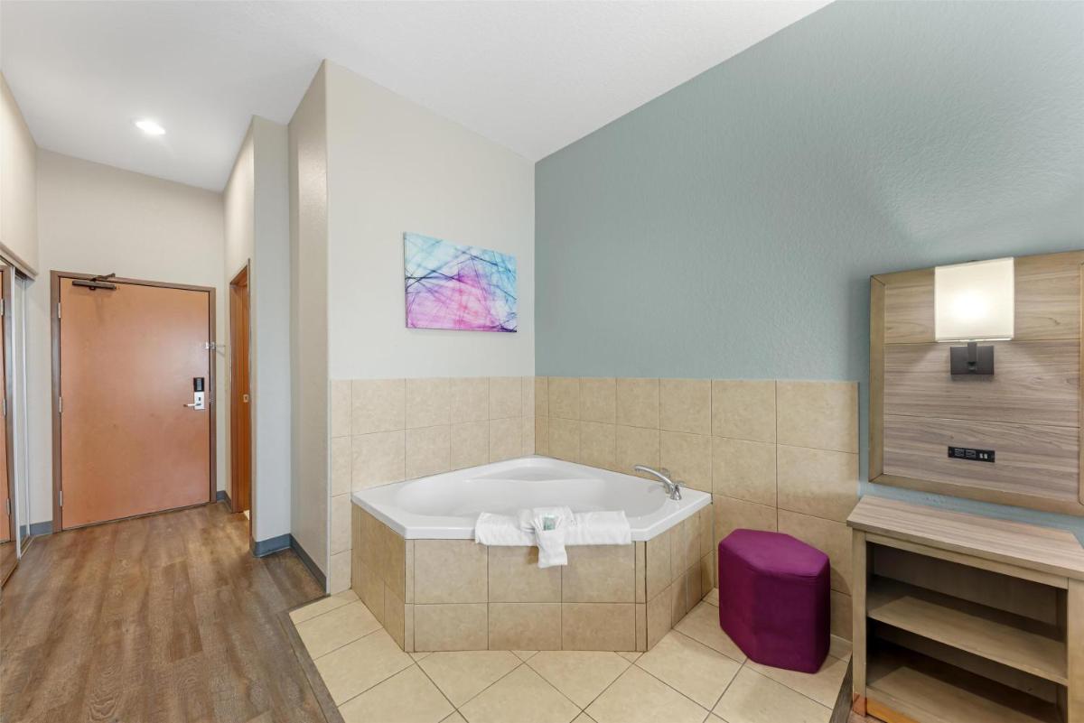 Best Western Plus San Antonio East Inn & Suites - Housity