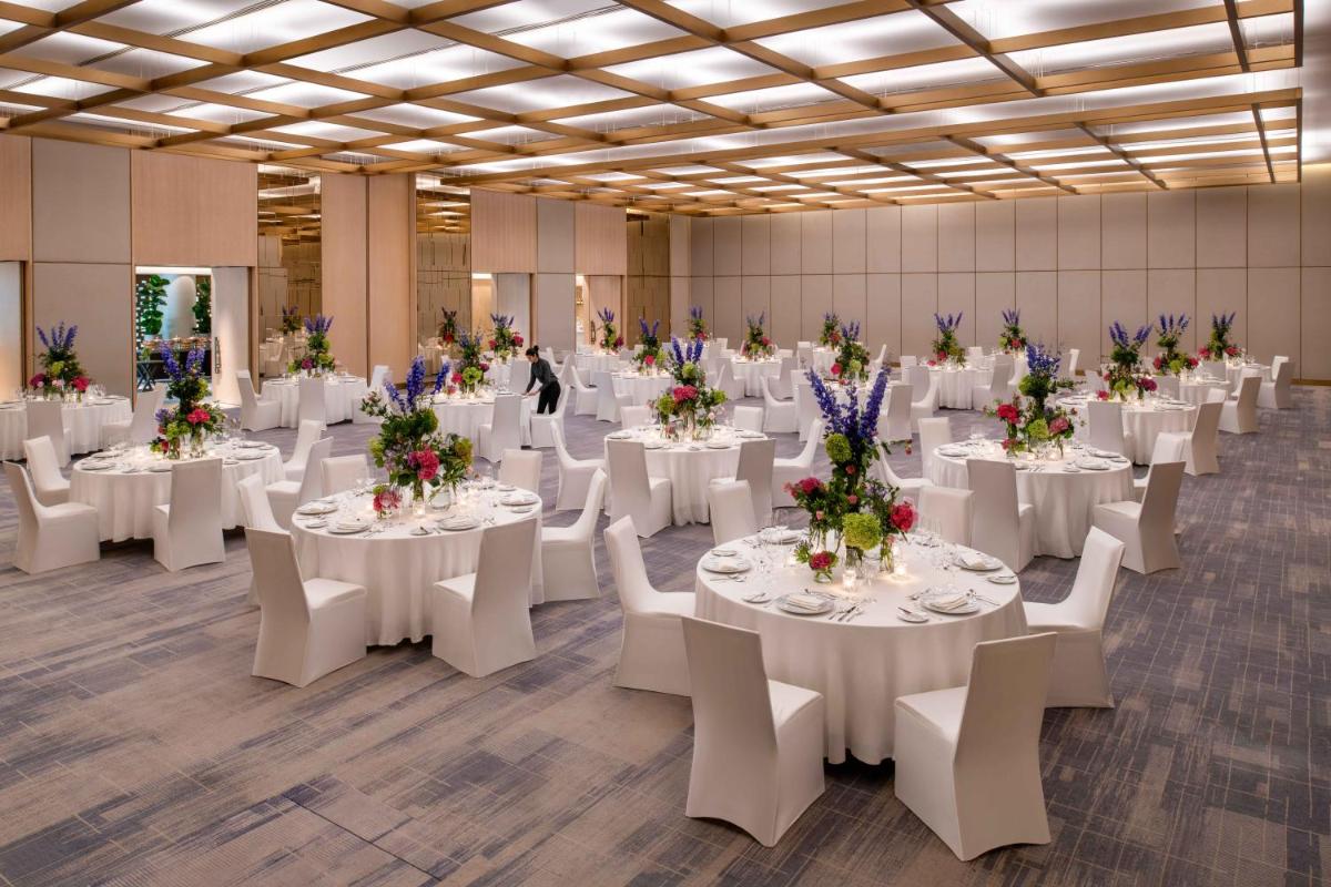 a large banquet hall with white tables and white chairs at Four Seasons Hotel Bengaluru at Embassy ONE in Bengaluru +72 photos a large banquet hall with white tables and white chairs at Four Seasons Hotel Bengaluru at Embassy ONE in Bengaluru +72 photos