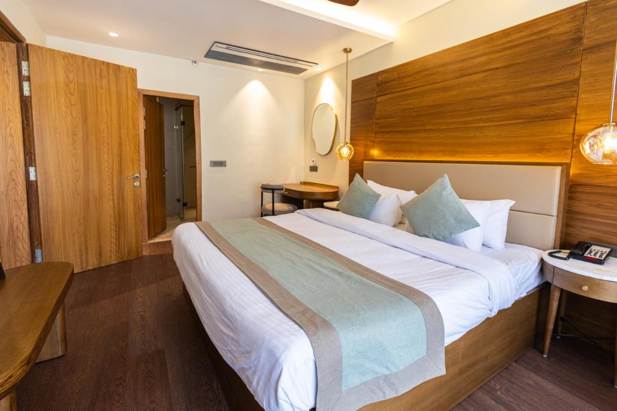 a bedroom with a large bed in a room at Antalya By Divine Ganga Cottage in Rishīkesh