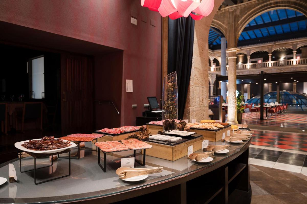 Un restaurante o sitio para comer en Castilla Termal Burgo de Osma