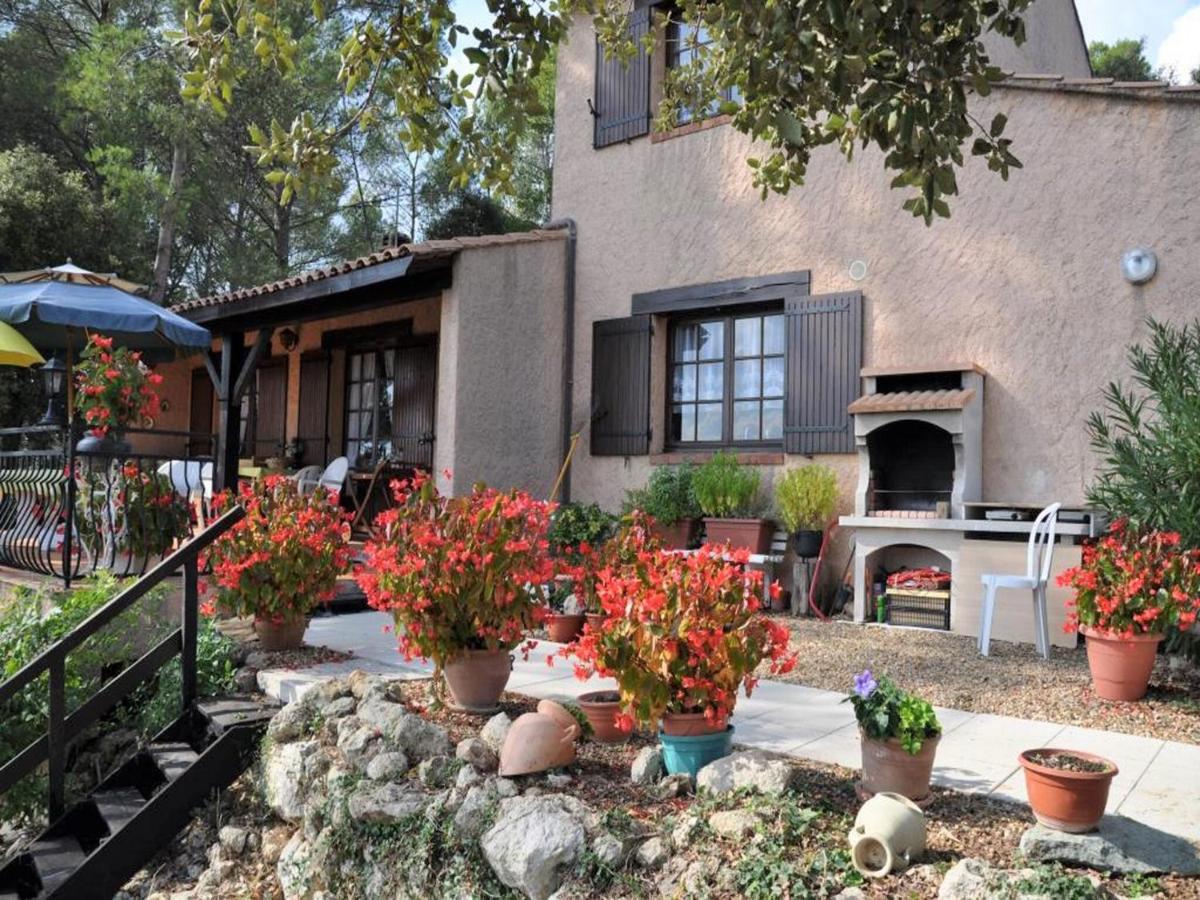 Villa in Provence with Pool and Vineyard Views - Housity