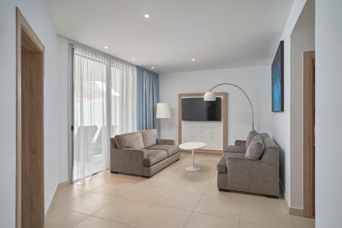 Una televisión o centro de entretenimiento en Radisson Blu Resort & Spa, Gran Canaria Mogan