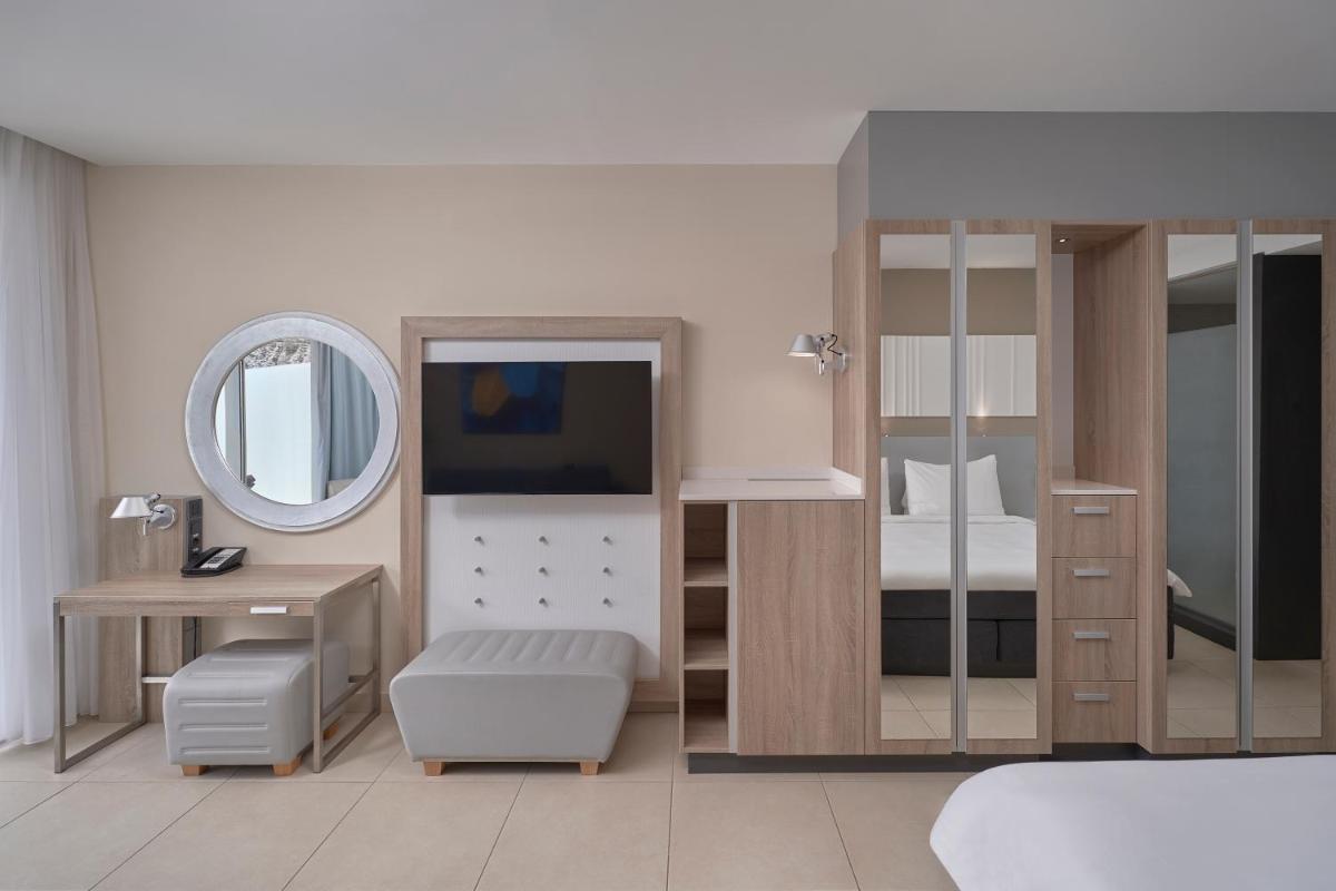 Cama o camas de una habitación en Radisson Blu Resort & Spa, Gran Canaria Mogan