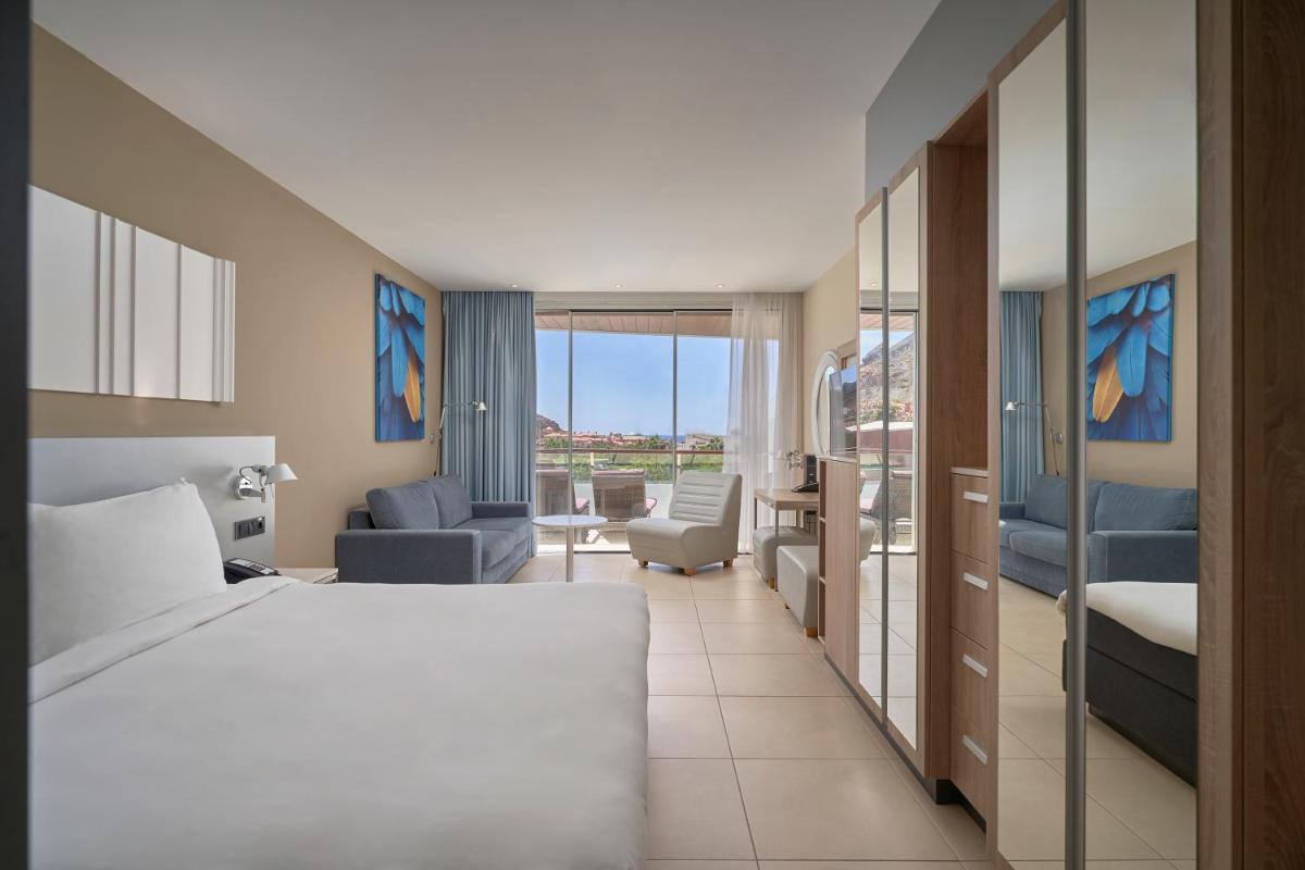 Cama o camas de una habitación en Radisson Blu Resort & Spa, Gran Canaria Mogan