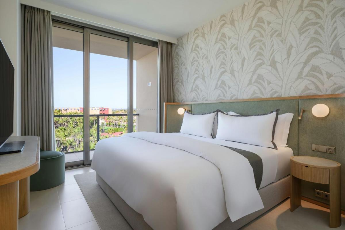 Uma cama ou camas num quarto em The Westin Salgados Beach Resort, Algarve