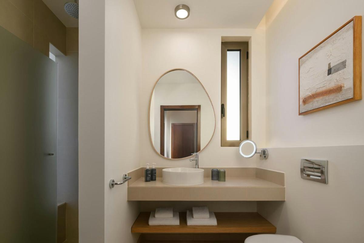 Uma casa de banho em The Westin Salgados Beach Resort, Algarve