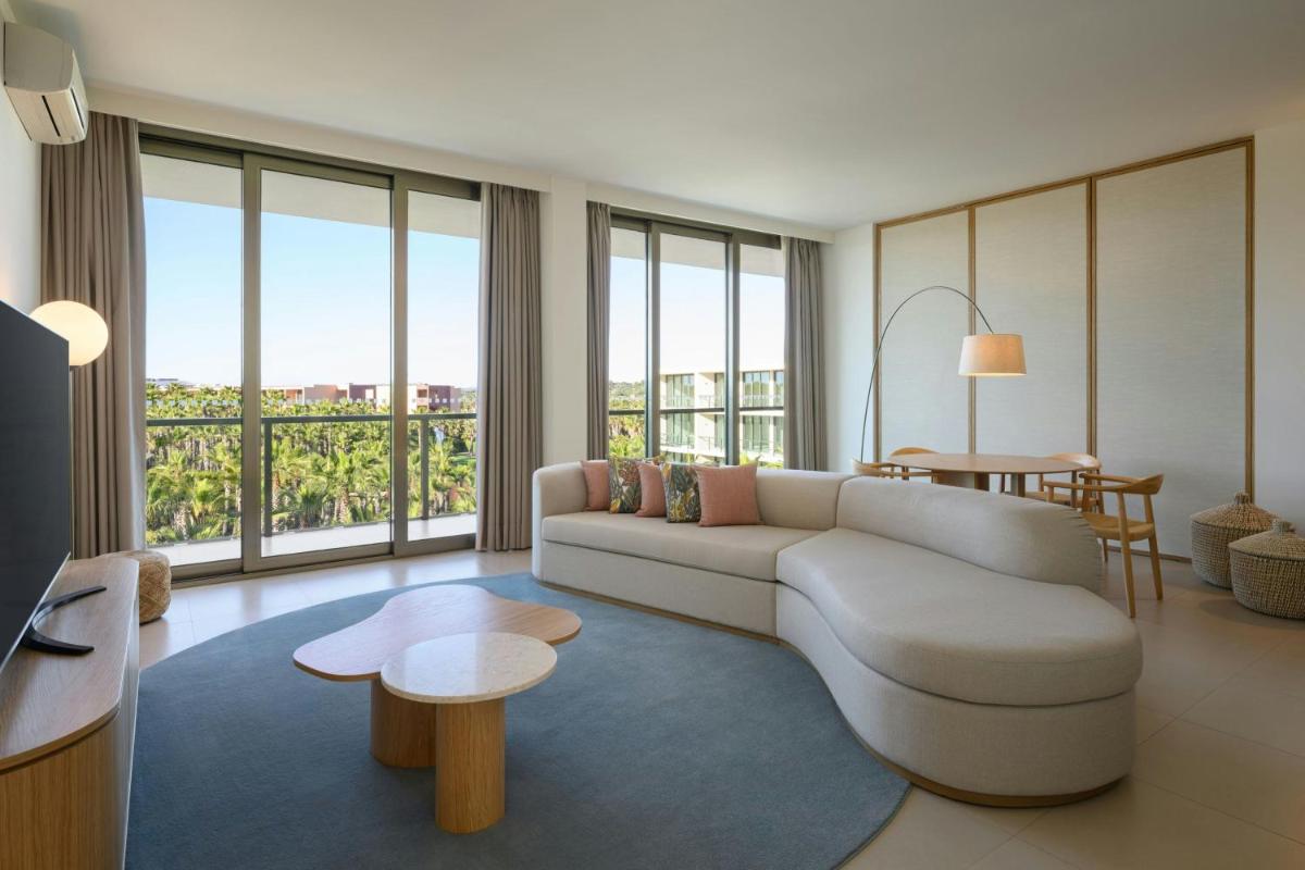 Uma televisão e/ou sistema de entretenimento em The Westin Salgados Beach Resort, Algarve