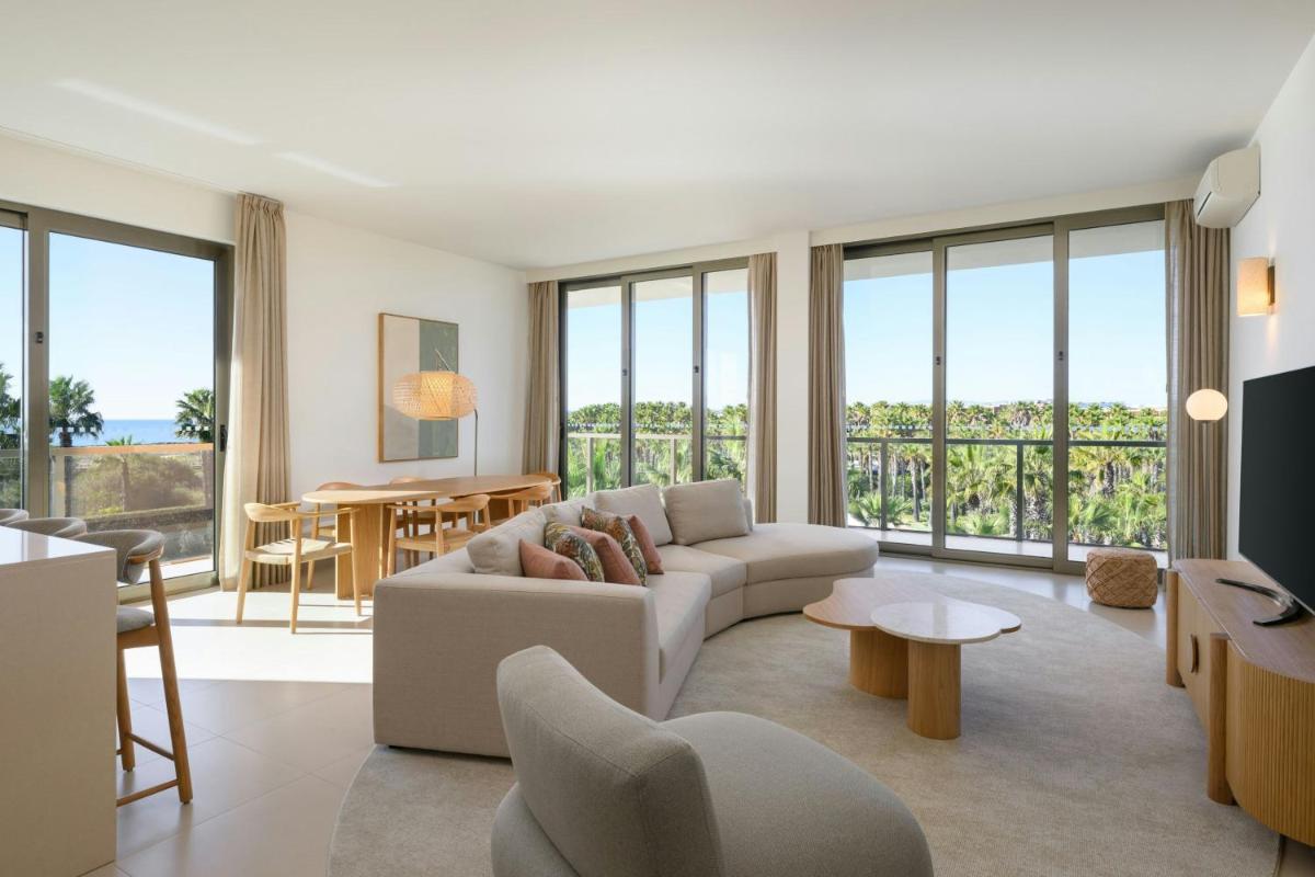Uma televisão e/ou sistema de entretenimento em The Westin Salgados Beach Resort, Algarve