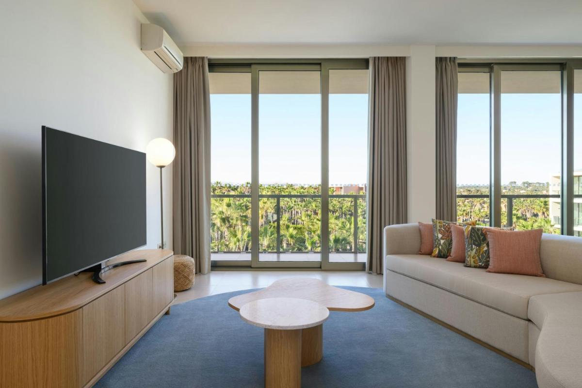 Uma televisão e/ou sistema de entretenimento em The Westin Salgados Beach Resort, Algarve