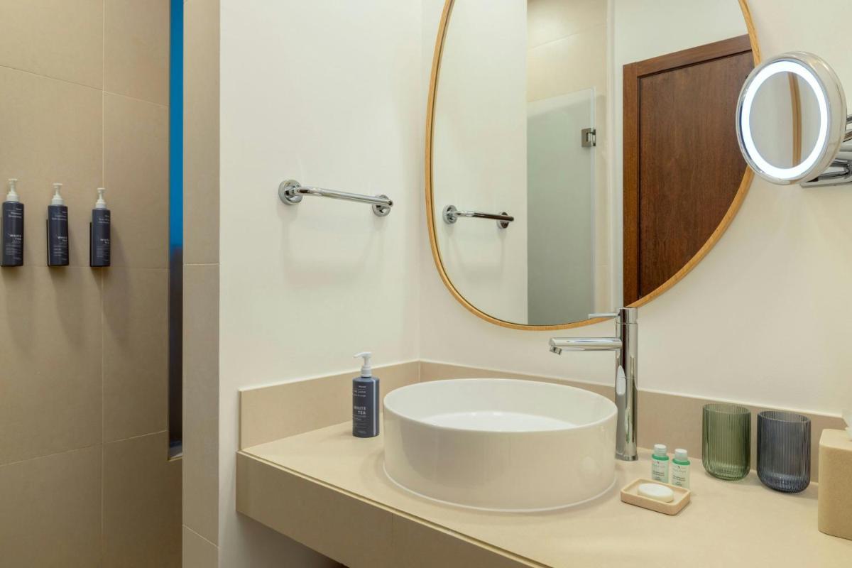Uma casa de banho em The Westin Salgados Beach Resort, Algarve