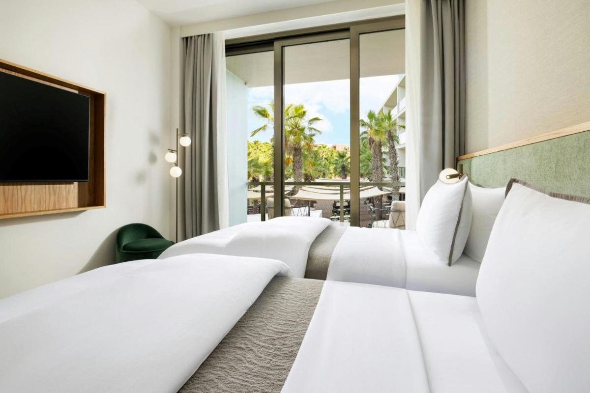 Uma cama ou camas num quarto em The Westin Salgados Beach Resort, Algarve