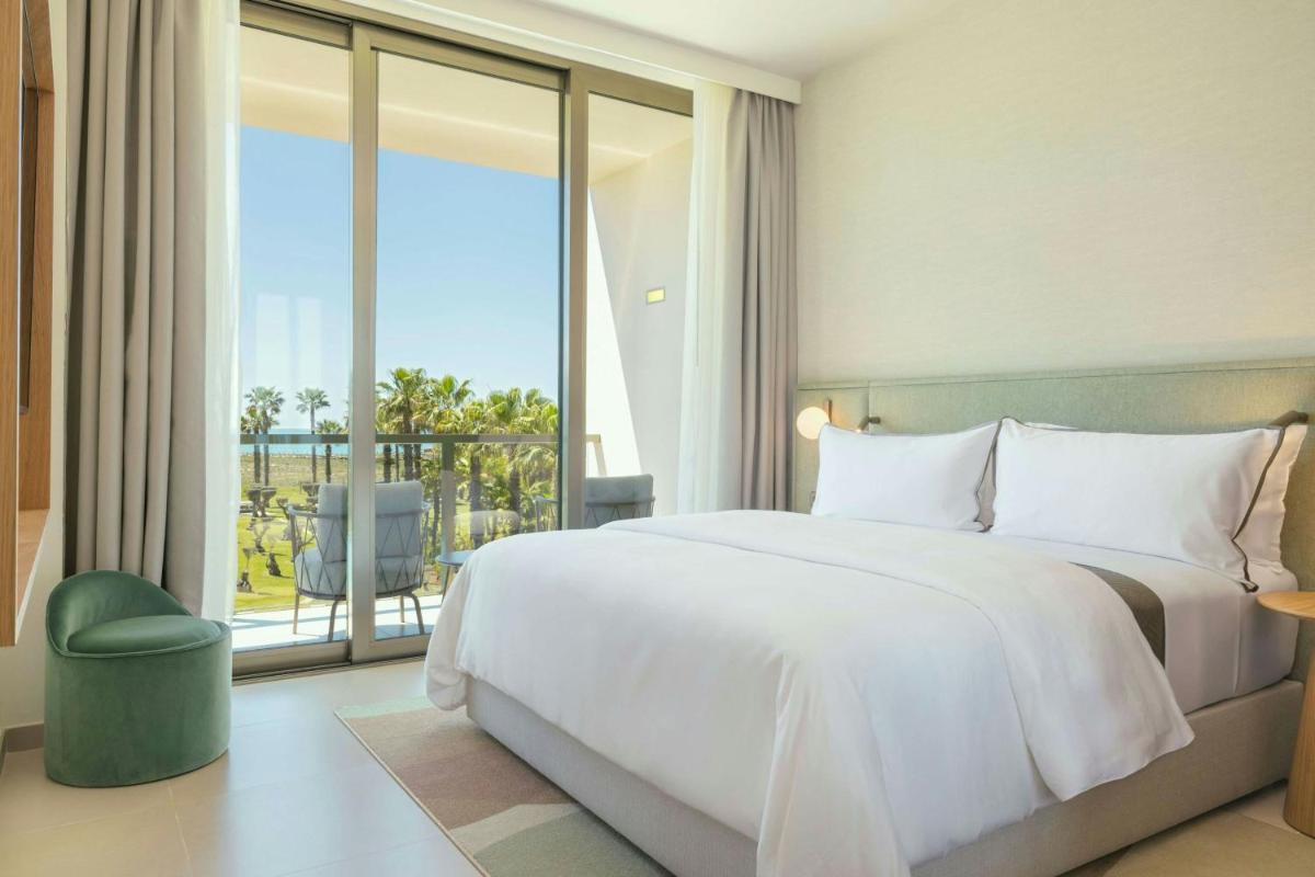 Uma cama ou camas num quarto em The Westin Salgados Beach Resort, Algarve