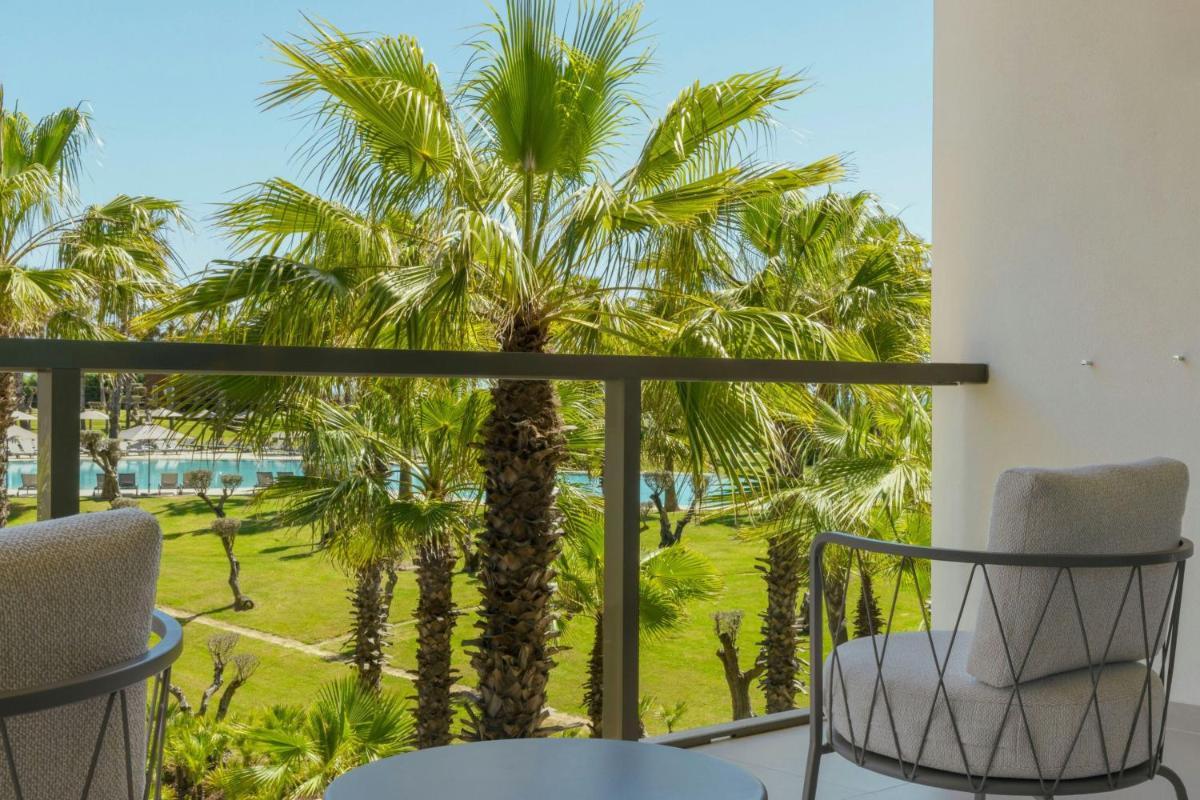 Um jardim no exterior de The Westin Salgados Beach Resort, Algarve