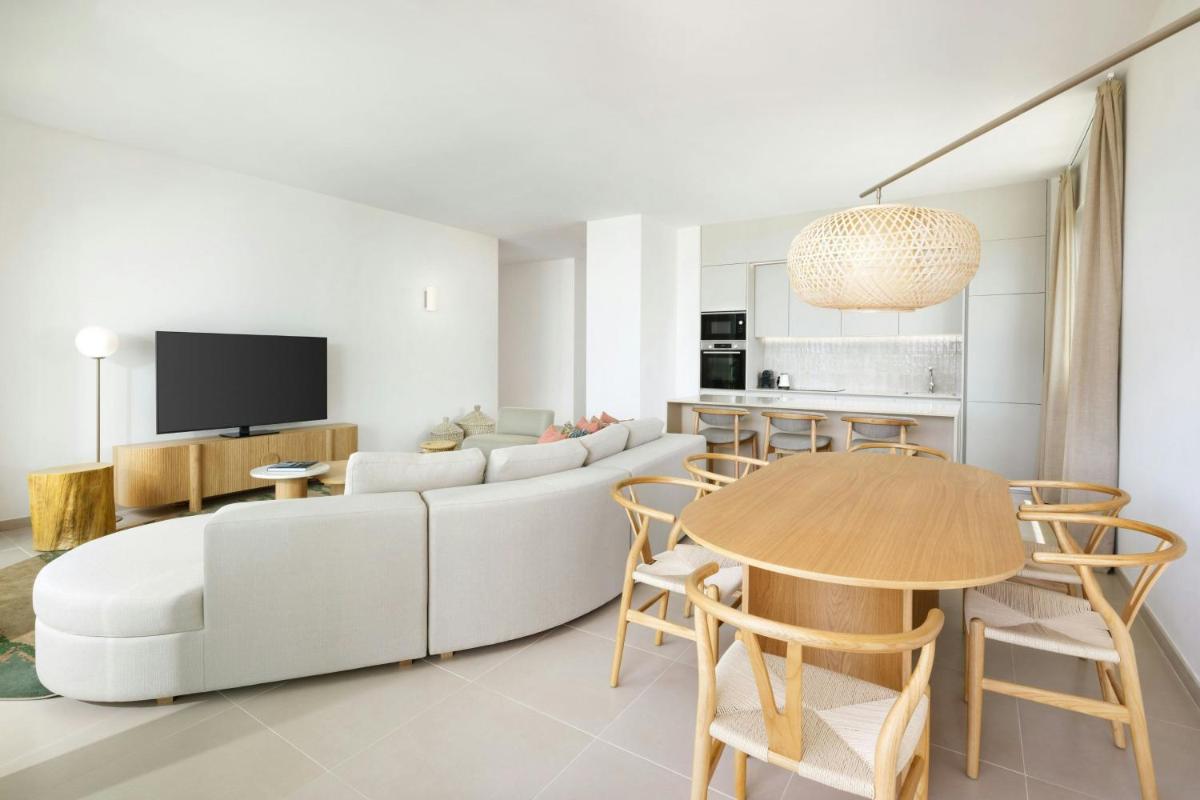 Uma televisão e/ou sistema de entretenimento em The Westin Salgados Beach Resort, Algarve