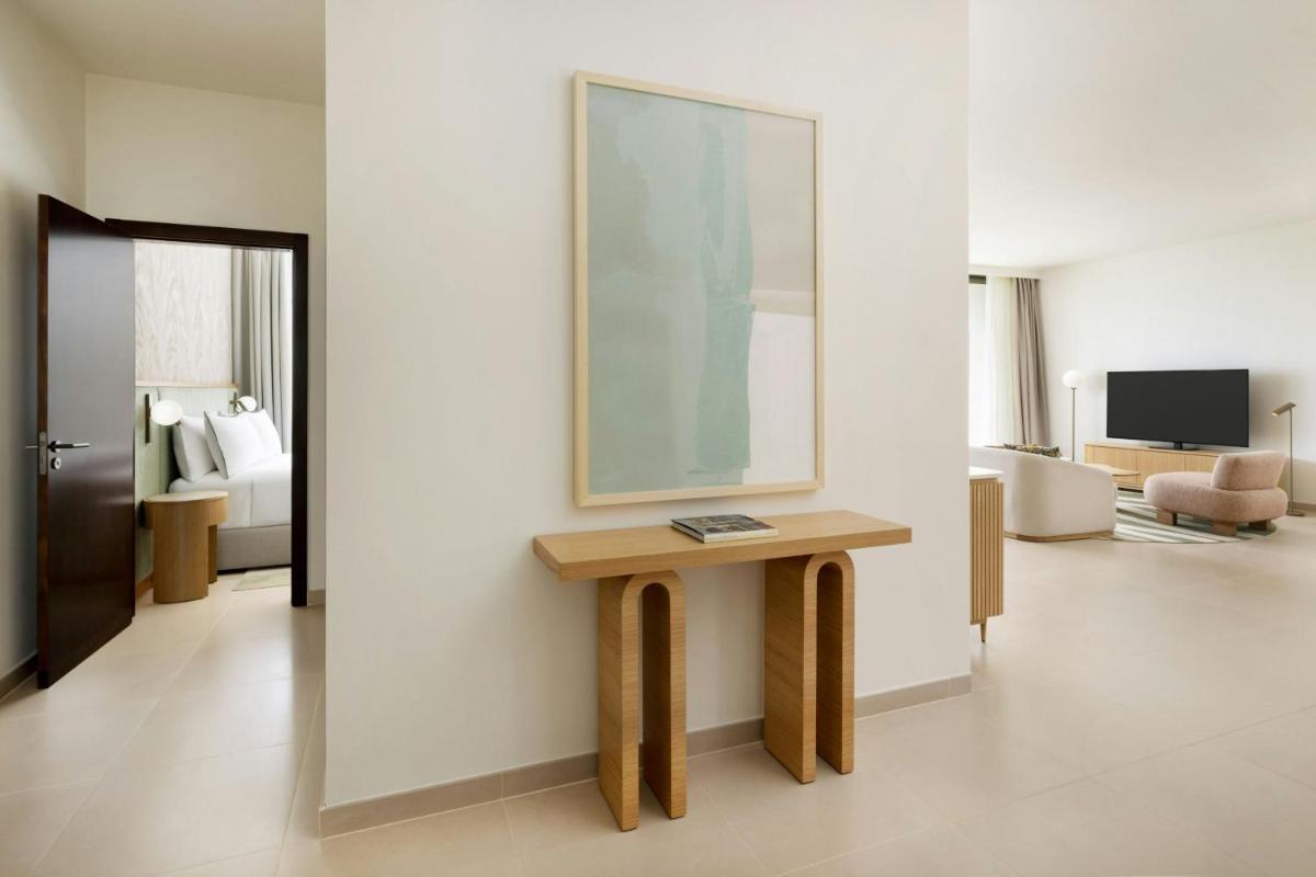 Uma televisão e/ou sistema de entretenimento em The Westin Salgados Beach Resort, Algarve