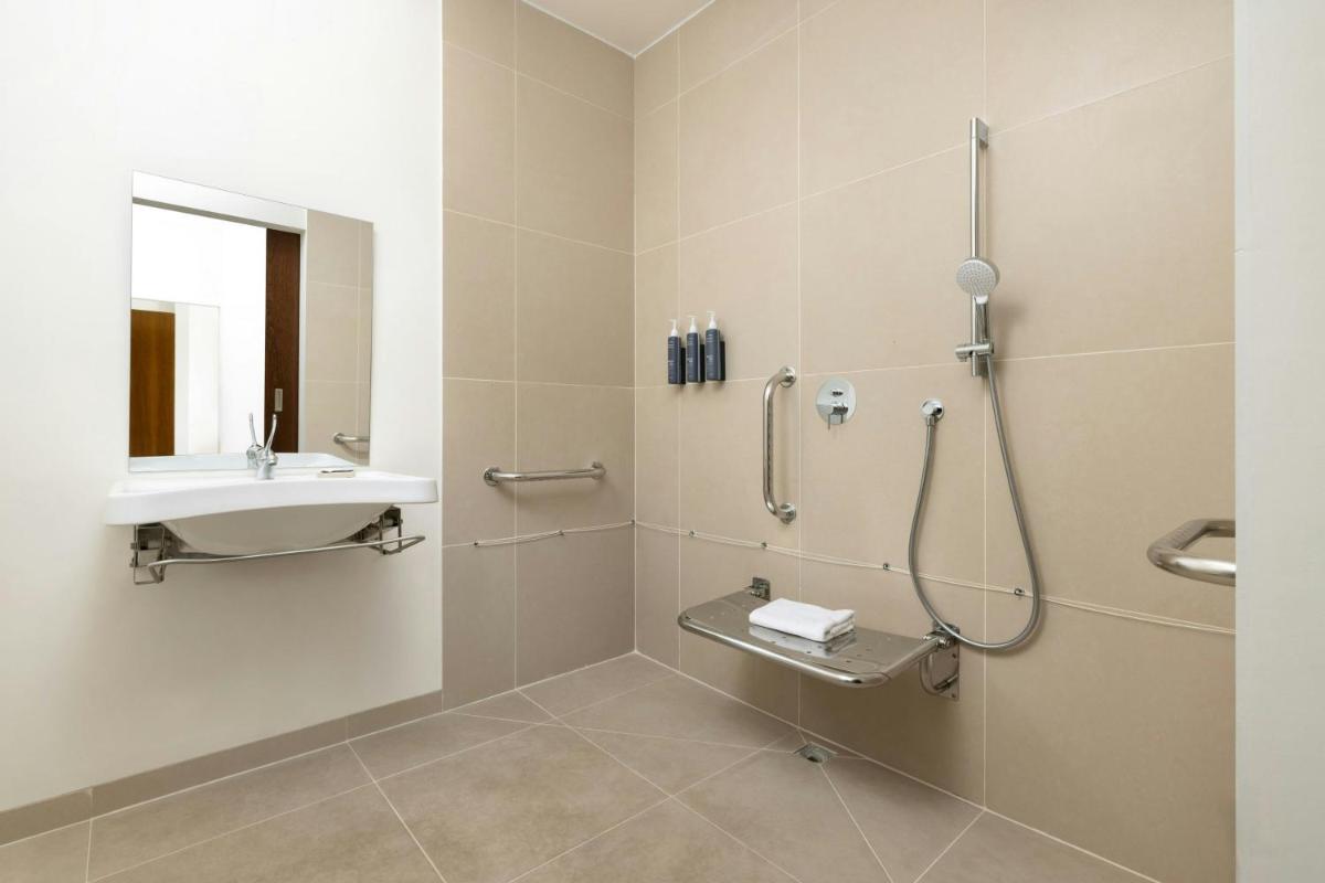 Uma casa de banho em The Westin Salgados Beach Resort, Algarve
