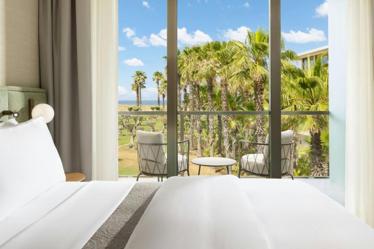 Uma cama ou camas num quarto em The Westin Salgados Beach Resort, Algarve