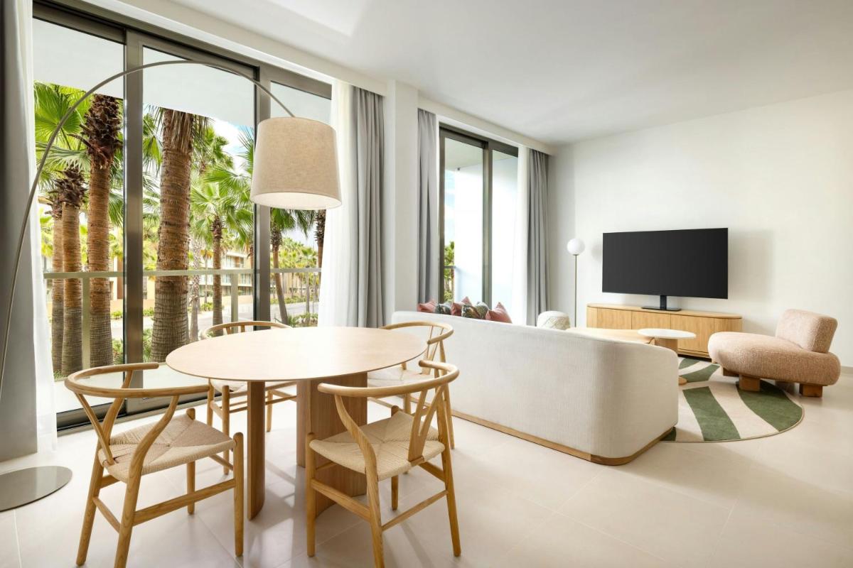 Uma televisão e/ou sistema de entretenimento em The Westin Salgados Beach Resort, Algarve