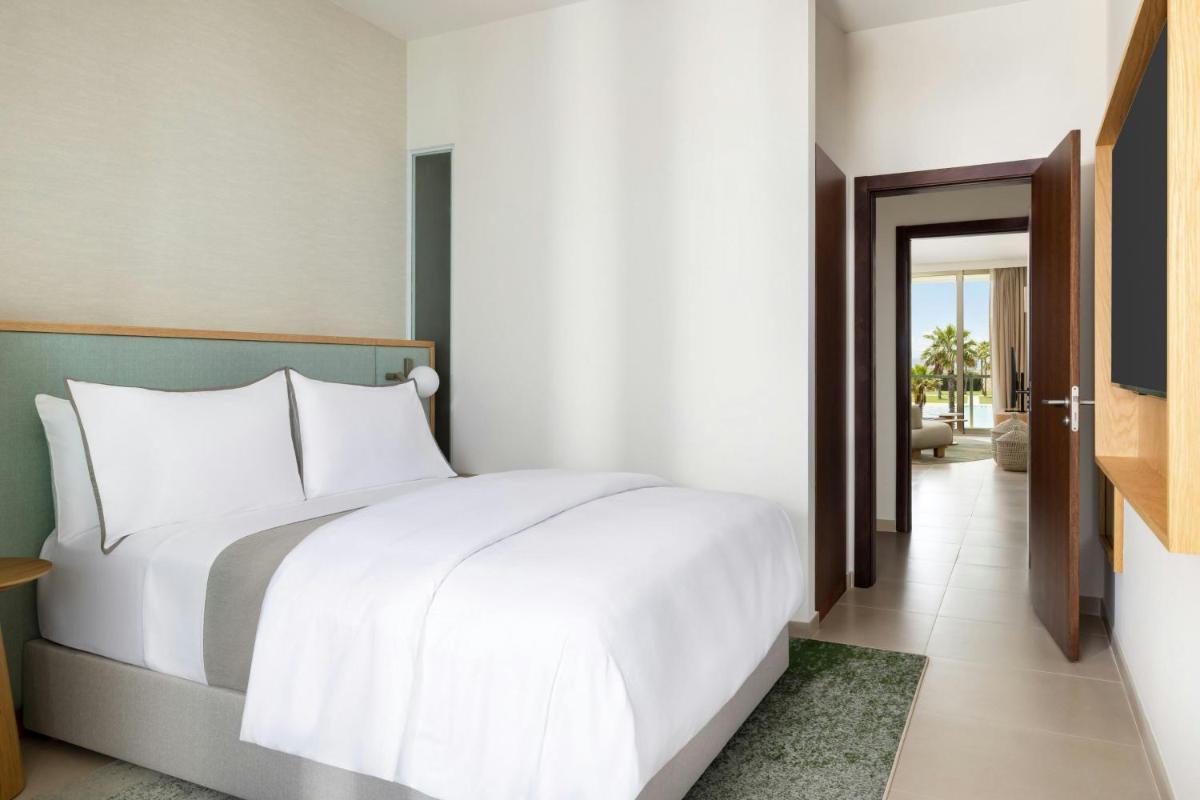 Uma cama ou camas num quarto em The Westin Salgados Beach Resort, Algarve
