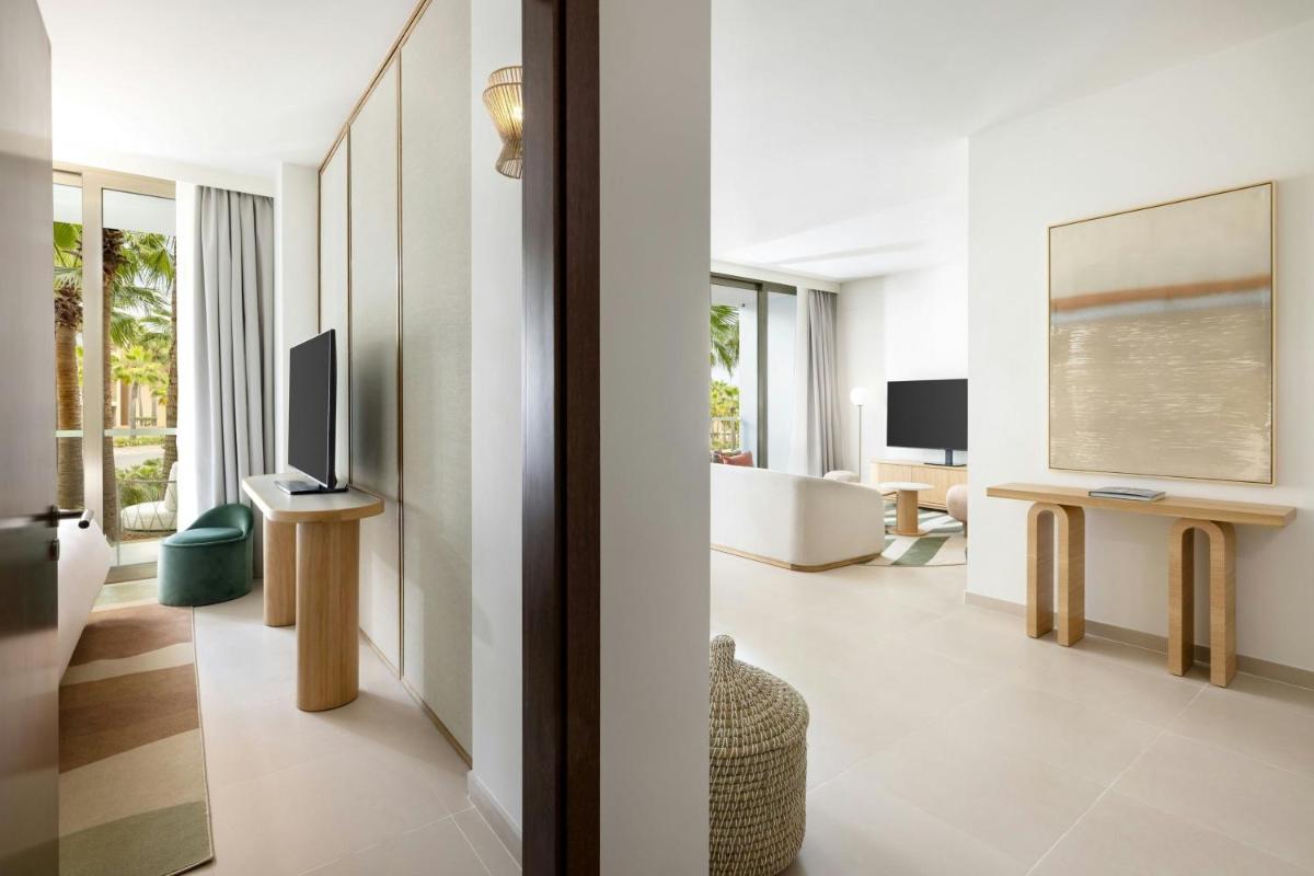 Uma televisão e/ou sistema de entretenimento em The Westin Salgados Beach Resort, Algarve