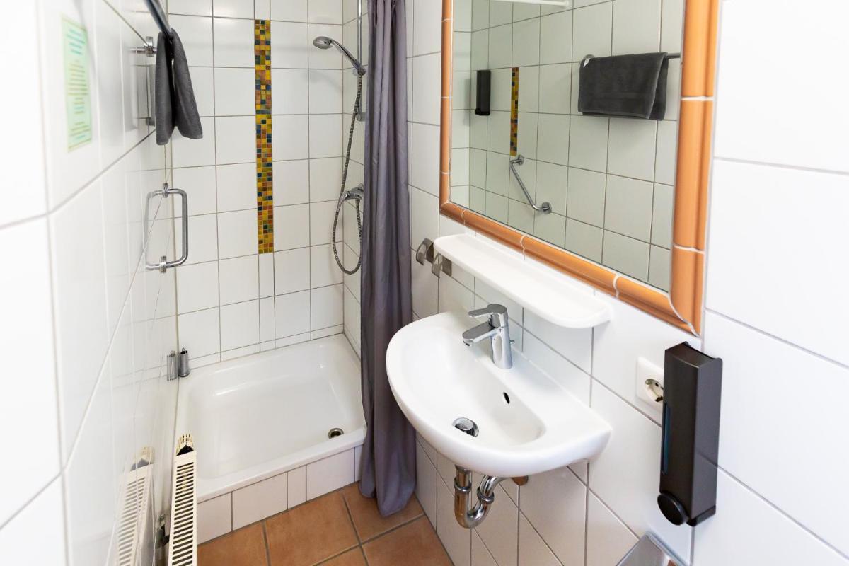 Euro Inn - Hotel - Housity