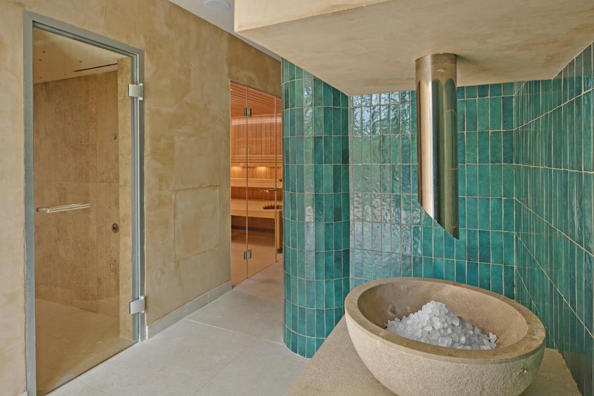 un baño con bañera y ducha en Grupotel Cala Marsal Nature Hotel - New Reopening 2025, en Portocolom