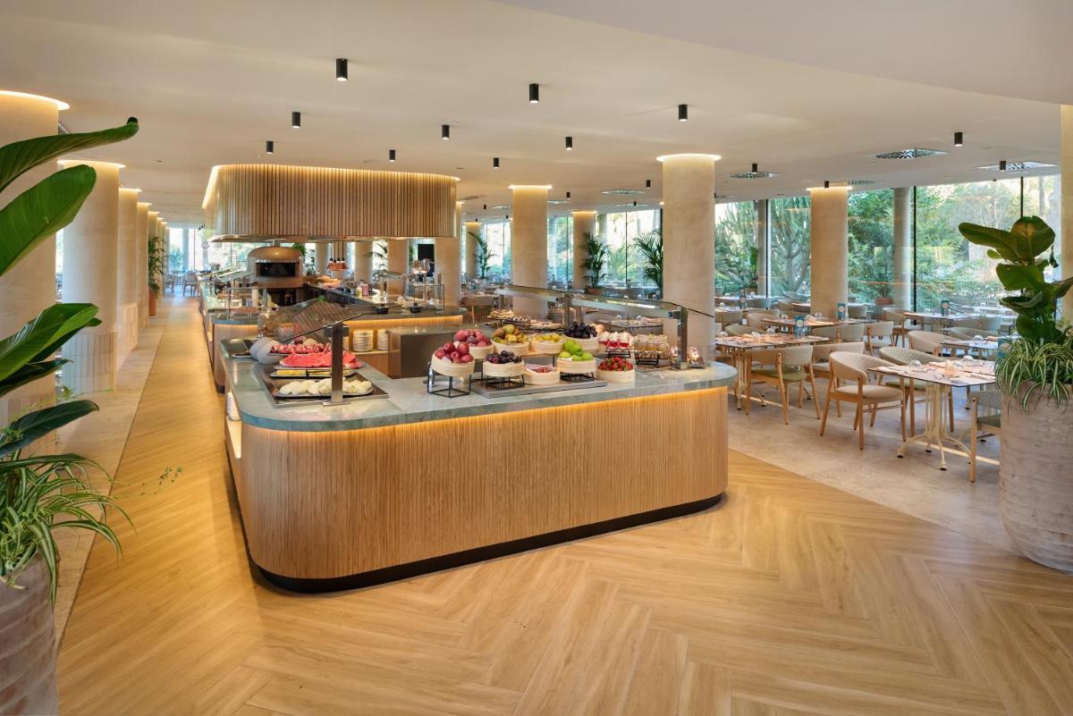 Comida en o cerca de este hotel