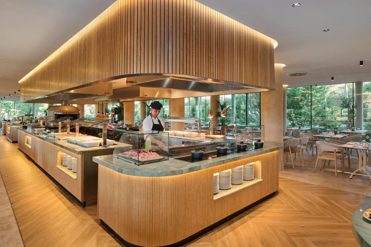 Un restaurante o sitio para comer en Grupotel Cala Marsal Nature Hotel - New Reopening 2025