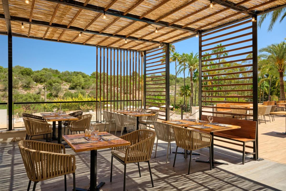 Un restaurante o sitio para comer en Grupotel Cala Marsal Nature Hotel - New Reopening 2025