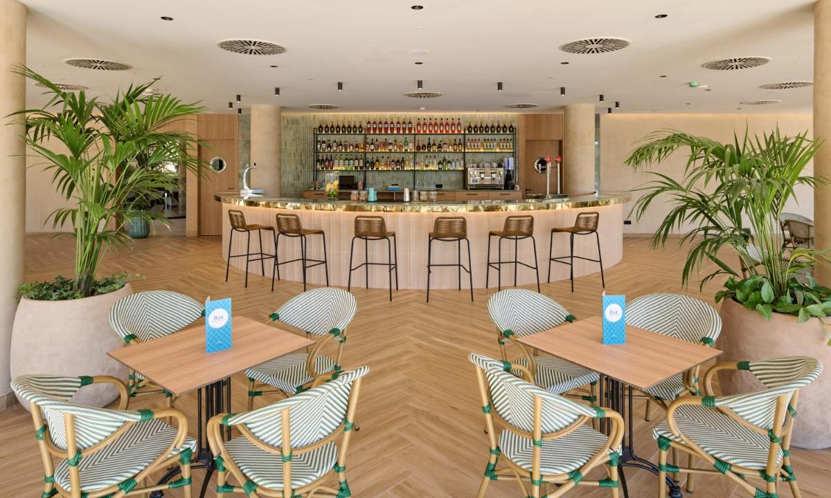 Un restaurante o sitio para comer en Grupotel Cala Marsal Nature Hotel - New Reopening 2025