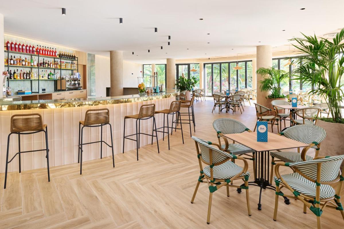 Un restaurante o sitio para comer en Grupotel Cala Marsal Nature Hotel - New Reopening 2025