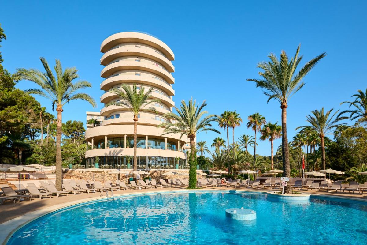 un hotel con piscina y palmeras en Grupotel Cala Marsal Nature Hotel - New Reopening 2025, en Portocolom