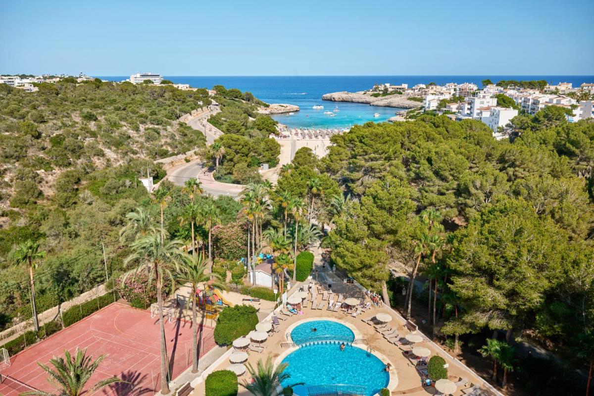 Una vista aérea de un complejo turístico con piscina. en Grupotel Cala Marsal Nature Hotel - New Reopening 2025, en Portocolom