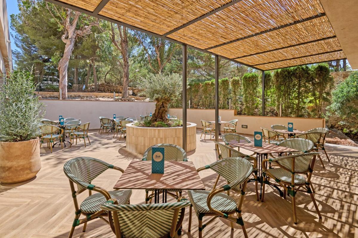 Un restaurante o sitio para comer en Grupotel Cala Marsal Nature Hotel - New Reopening 2025