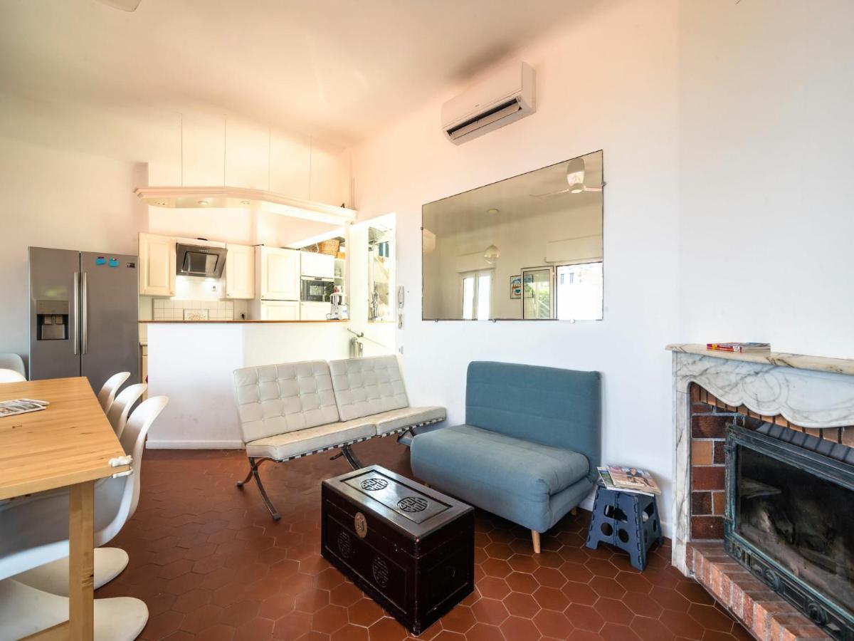 Elegant Seaside Villa in Èze - Housity