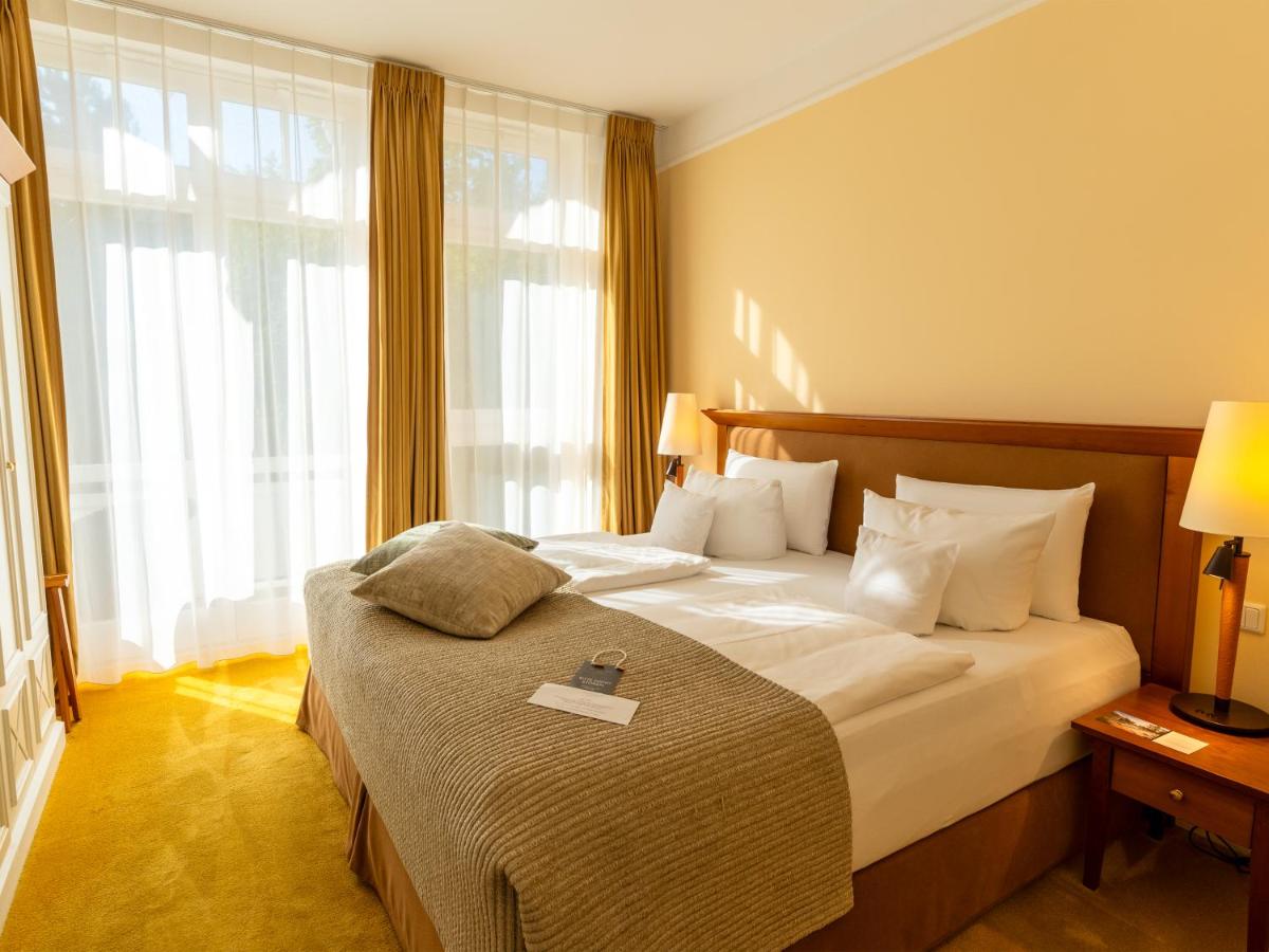 Ein Bett oder Betten in einem Zimmer der Unterkunft ROEWERS Privathotel & Spa