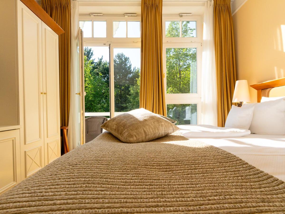 Ein Bett oder Betten in einem Zimmer der Unterkunft ROEWERS Privathotel & Spa
