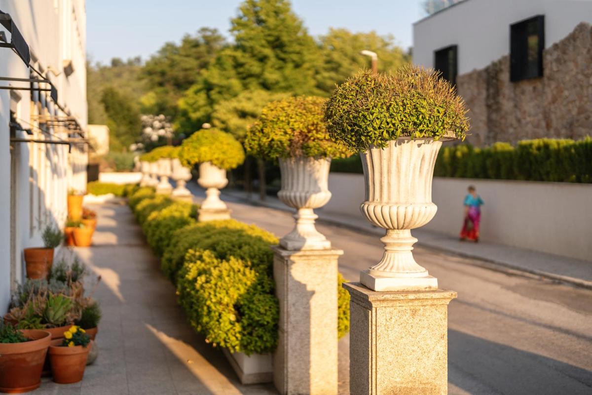 Um jardim no exterior de Grande Hotel Thermas Nature & SPA