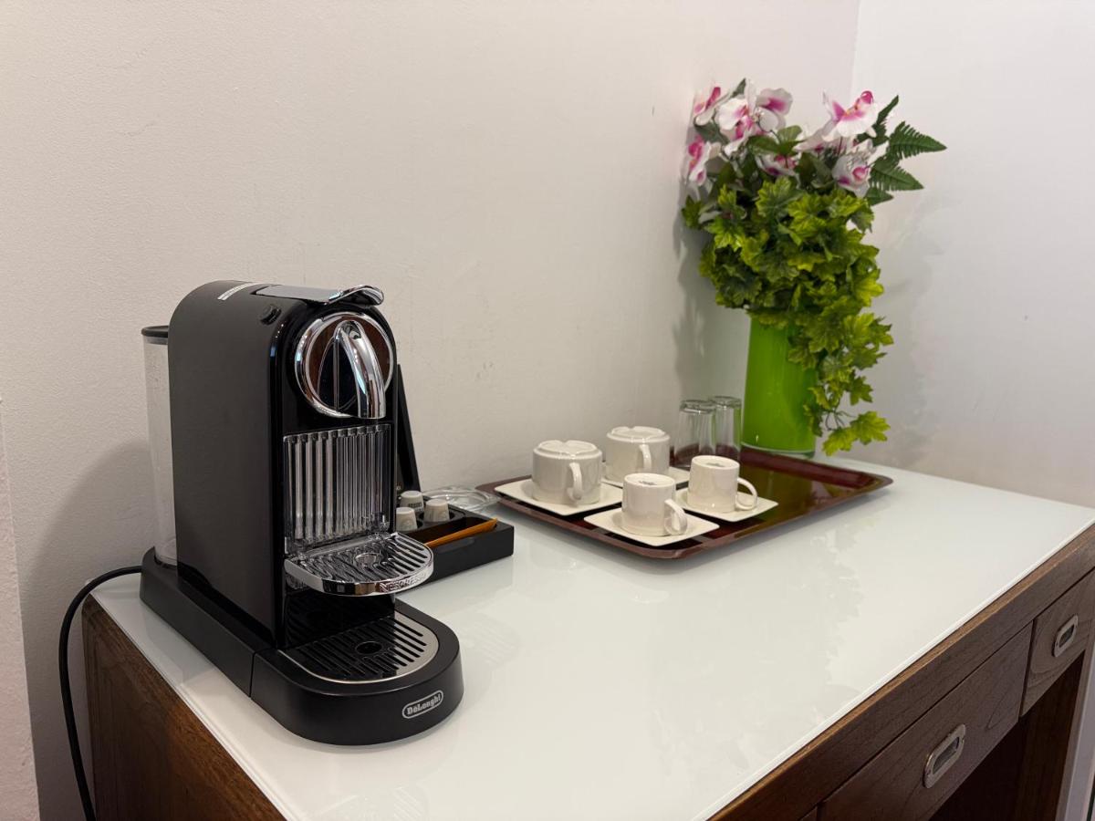 Utensilios para hacer té y café en Hotel Del Lago