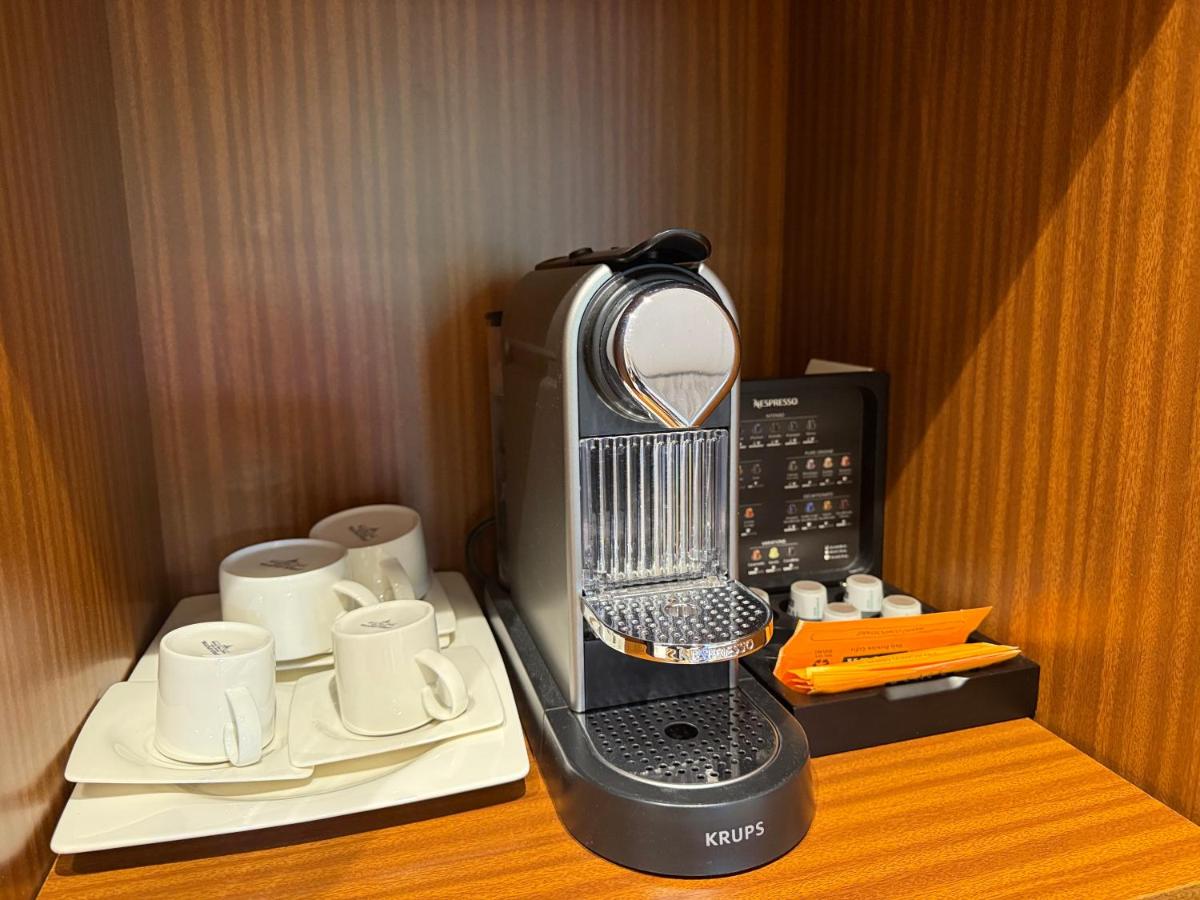 Utensilios para hacer té y café en Hotel Del Lago