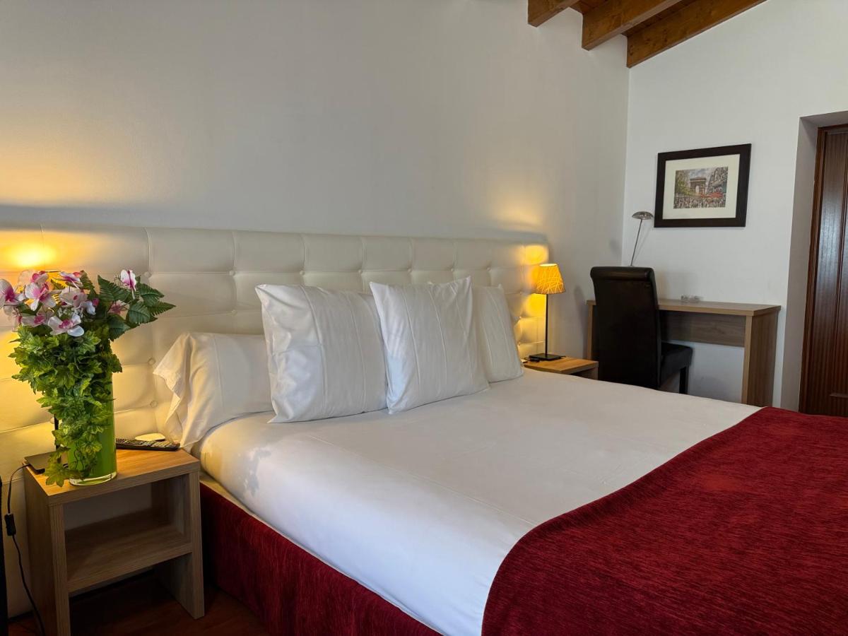 Cama o camas de una habitación en Hotel Del Lago