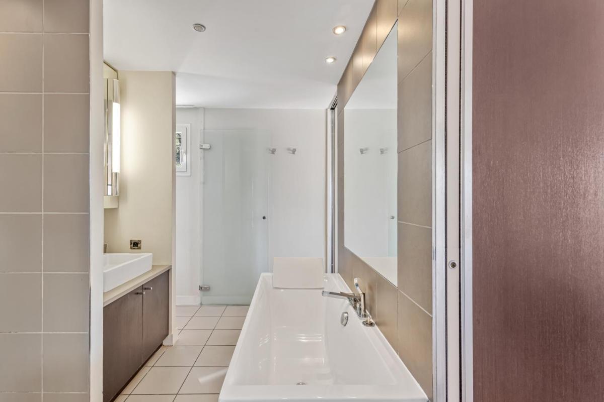 Salle de bains dans l'établissement Royal Mougins Golf, Hotel & Spa de Luxe