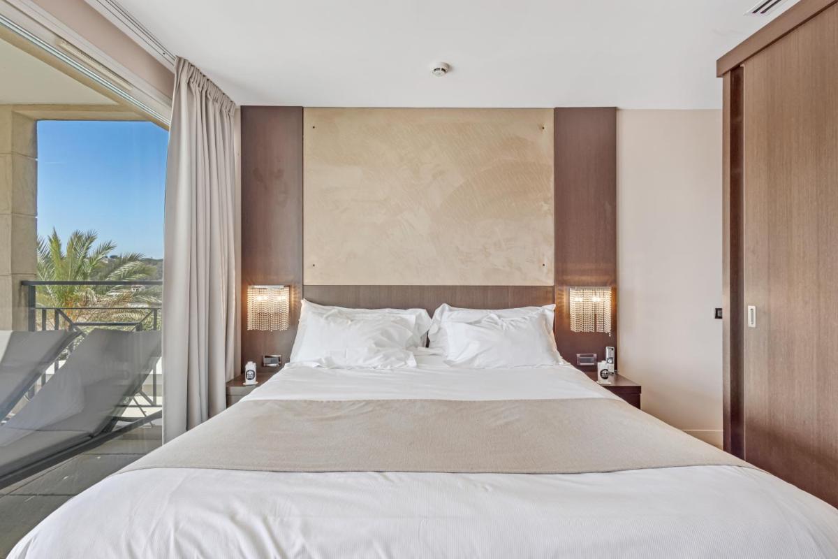 Un ou plusieurs lits dans un hébergement de l'établissement Royal Mougins Golf, Hotel & Spa de Luxe