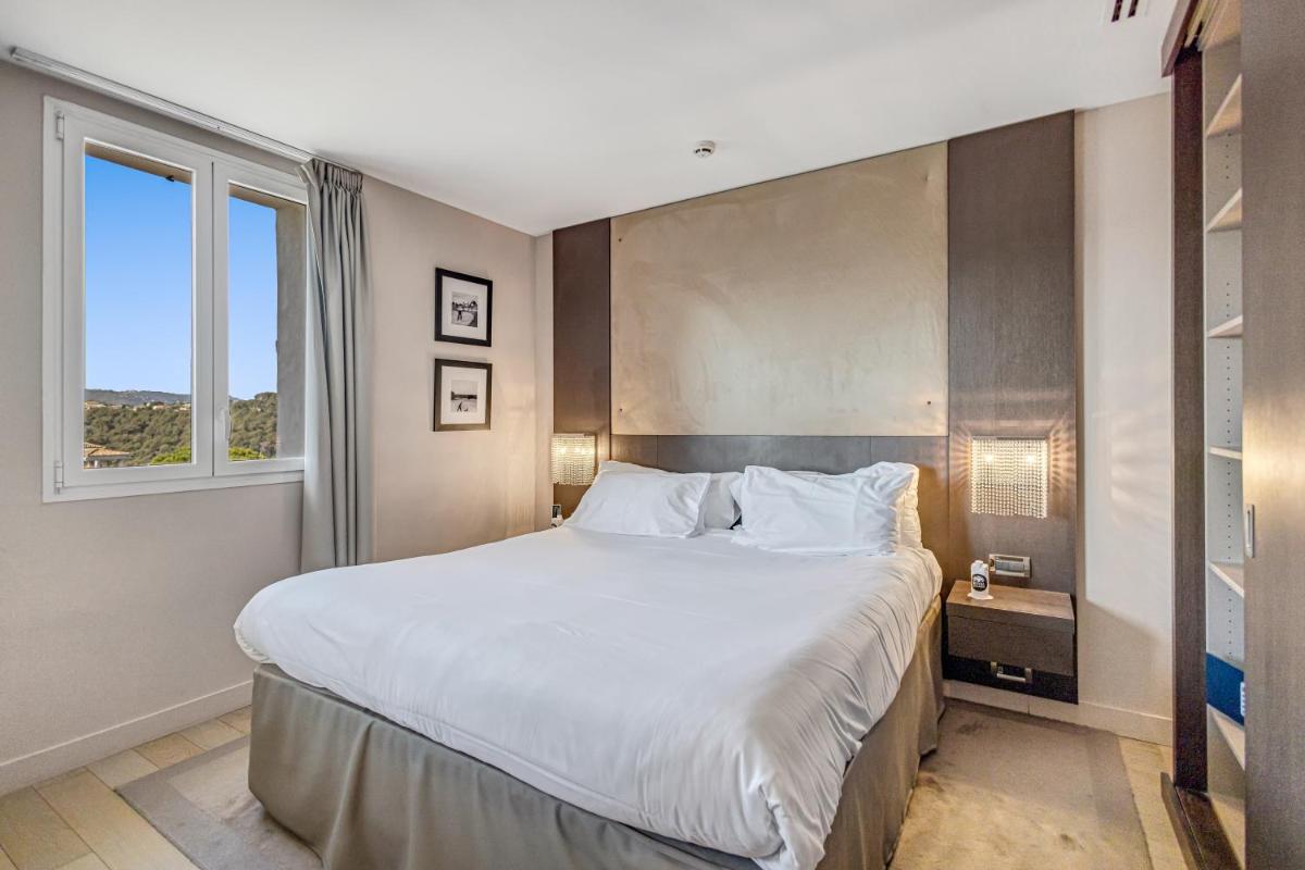 Un ou plusieurs lits dans un hébergement de l'établissement Royal Mougins Golf, Hotel & Spa de Luxe