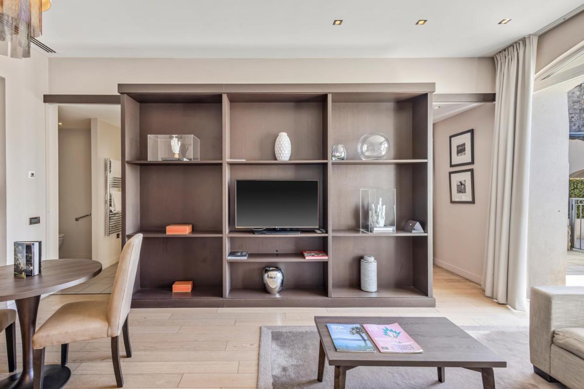 Télévision ou salle de divertissement dans l'établissement Royal Mougins Golf, Hotel & Spa de Luxe