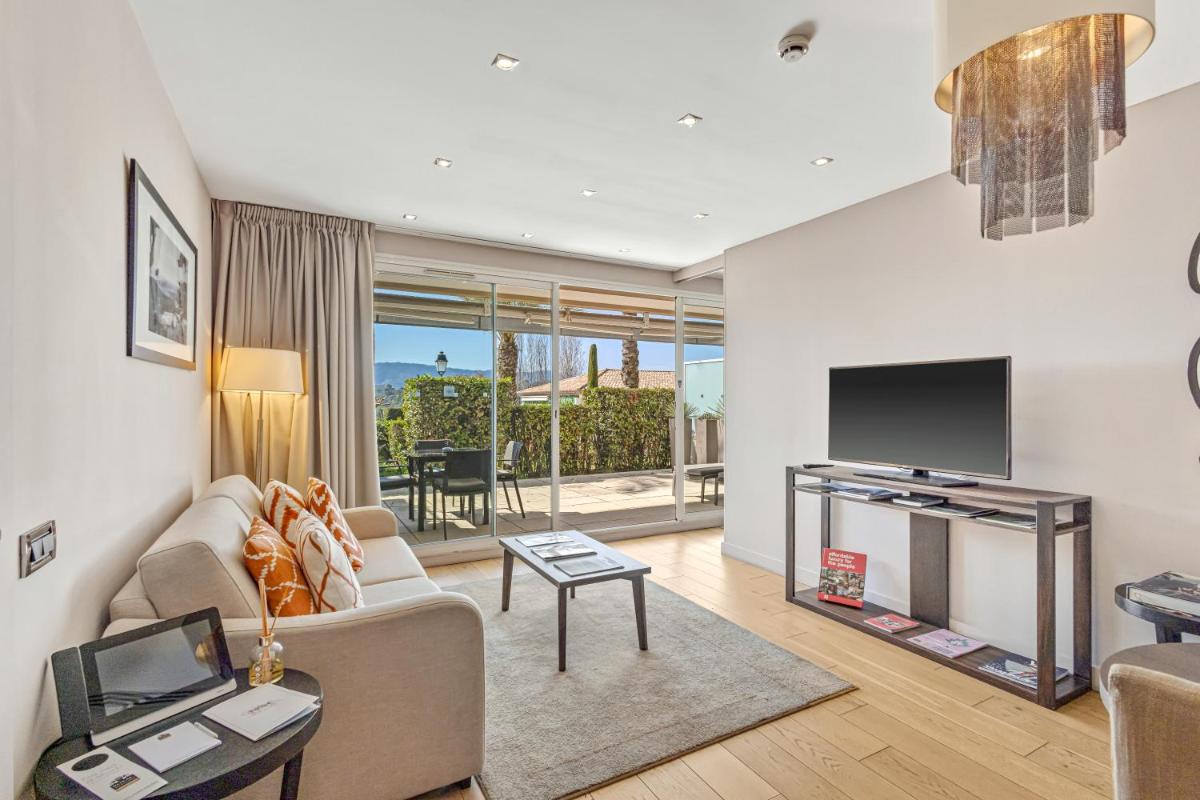 Télévision ou salle de divertissement dans l'établissement Royal Mougins Golf, Hotel & Spa de Luxe