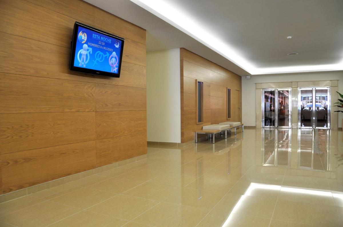 Una televisión o centro de entretenimiento en Hotel Samos